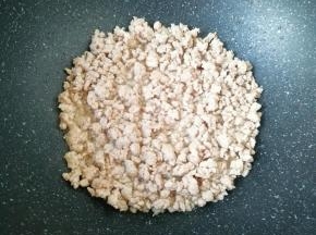 炒锅内倒适量的食用油烧热，下入肉末煸炒至变色。