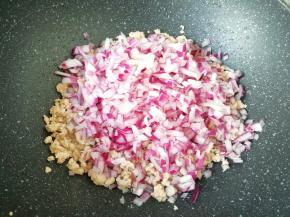 下入洋葱碎炒香。