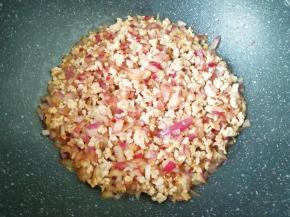 加入味极鲜酱油翻炒均匀。