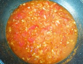 翻炒至西红柿出汁。