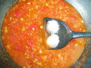 放盐和糖调味。