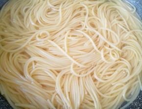 锅内放水烧开，下入意面再次大火烧开，中小火煮12分钟关火，捞出过凉水，控一下水分备用。