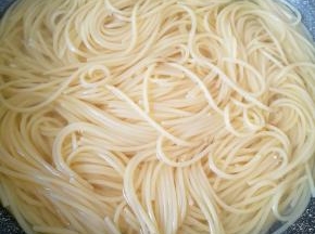 锅内放水烧开，下入意面再次大火烧开，中小火煮12分钟关火，捞出过凉水，控一下水分备用。