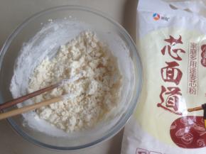 开水倒入面粉中，用筷子迅速搅拌，再逐少量添加凉水，用拳头将凉水扎入面团中，揉好的面团非常光滑