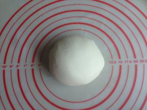 盖上保鲜膜松驰半个小时