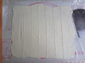 擀成正方形，面团有非常好的延展性。然后用刮板切成7份长条形