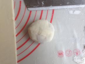 用手掌向下轻压成圆饼状，可以在表面粘一些芝麻