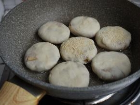 平底不粘锅里加油烧热后转小火，放入面饼，盖上锅盖