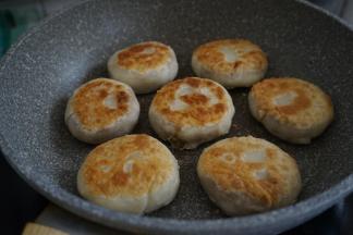 煎1分钟翻面，盖上锅盖，再煎3分钟左右。
轻轻咬一口，皮带点柔韧性，里面的馅料咸中带点甜，又有花生的香味