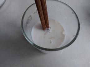 牛奶隔水加热一下至手温的温度，倒入酵母，用筷子搅拌至酵母溶解