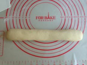 面团发酵好后，取出面团揉面排气，一般揉6、7分钟，这样蒸出来的馒头才光滑，将面团搓成长条