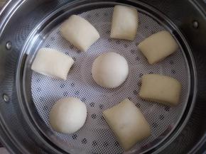 放进蒸屉里，盖上盖子，在温暖处饧发15-20分钟。室温低的话，可以在蒸锅里加入热水，再放上蒸屉。这个饧发很重要，饧发后的馒头坯可以看出明显大了差不多一倍