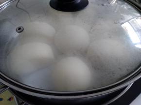 冷水上锅蒸，大火烧开后转中小火蒸13-15分钟，时间到关火，不要心急，继续焖5分钟再揭盖