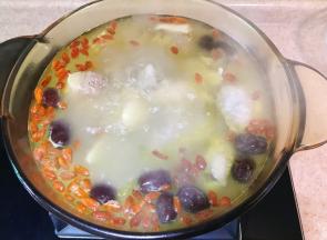 2小时后加入枸杞继续炖30分钟左右。