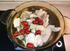 鸡块、红枣、花旗参一起放入炖锅中，加入足量的清水。