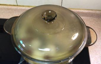 转小火盖盖炖2个小时左右。