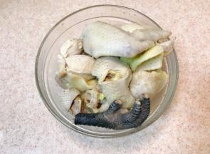 捞出，用温水冲洗干净浮沫。