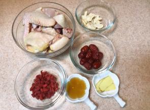 准备主要食材。（鸡斩成小件）