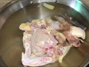 锅里加入足量的清水，依次放鸡块、姜片和料酒。