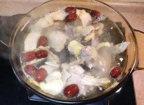 大火烧开，若是有浮沫就用勺子撇掉。