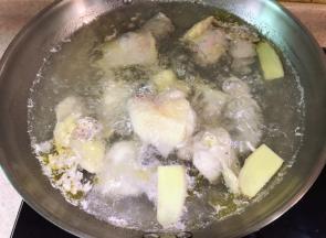 大火烧开后继续煮2分钟左右。