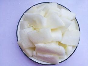 冬瓜去皮切厚片。