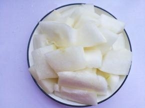 冬瓜去皮切厚片。