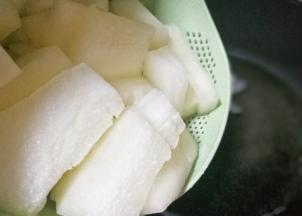 锅中烧开水倒入冬瓜。