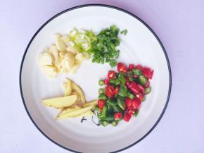 姜切片，葱切末，蒜切碎，辣椒切圈。