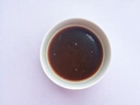 煮冬瓜的同时准备料汁：2勺生抽加半勺老抽，一勺蚝油，一勺白糖，1勺淀粉，加半碗水调匀。