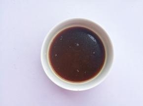 煮冬瓜的同时准备料汁：2勺生抽加半勺老抽，一勺蚝油，一勺白糖，1勺淀粉，加半碗水调匀。
