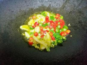 起锅热油，加入葱白姜蒜辣椒爆香。