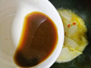 倒入调好的料汁。