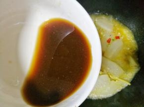 倒入调好的料汁。