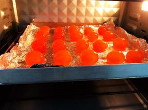 新鲜咸鸭蛋敲出蛋黄来，洗干净表面的白膜放入烤箱里160度烤几分钟至表面干爽即可