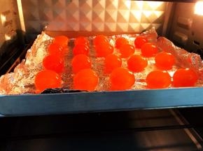 新鲜咸鸭蛋敲出蛋黄来，洗干净表面的白膜放入烤箱里160度烤几分钟至表面干爽即可