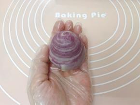 取一份莲蓉蛋黄把分层漂亮这面盖上去