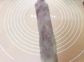 取一份松弛好的卷卷，压扁后再擀长20厘米左右