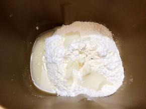 先把主料油皮全部材料放入面包机里揉面30分钟，能拉出薄膜来