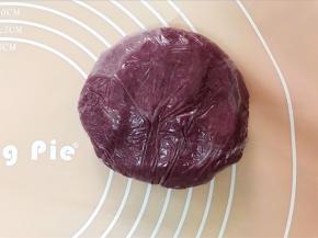 再把油酥材料低筋面粉，紫薯粉，猪油混合均匀后醒30分钟