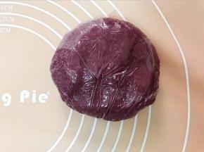 再把油酥材料低筋面粉，紫薯粉，猪油混合均匀后醒30分钟