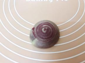 取一份压扁，中心圆点位置不要歪了，再反过来擀成中间厚边缘薄的圆形