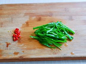 青椒洗干净切丝，红辣椒切段。