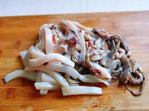 鱿鱼洗干净，切条，也可以根据个人喜欢切花刀。