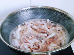 将鱿鱼条焯水，水烧开后，下鱿鱼，大火煮2分钟，捞出用温水冲洗干净。