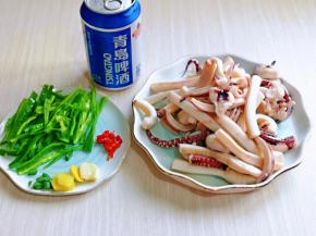 葱姜蒜去皮切好，准备工作完成。