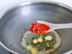 起油锅，加入葱姜蒜炒香，红辣椒段，再加入1勺辣肉酱，可以根据个人喜好增加。