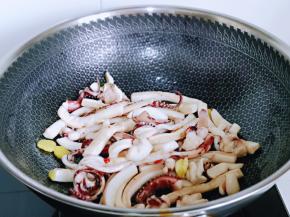 再加入焯水的鱿鱼翻炒至卷起。