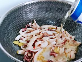 加入啤酒，一罐用了一半。