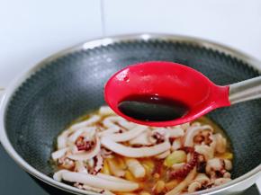 再加入生抽，蚝油。